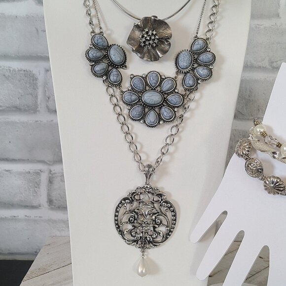 Vintage to Modern Lot Jewelry Silver Tone Blue Necklaces Bracelets Avon L&F etc - Picture 5 of 12